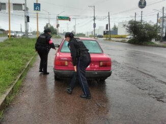 Apoya Policía Estatal Rosa a ciudadano en vehículo dañado