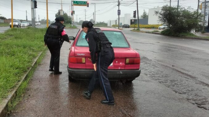 Apoya Policía Estatal Rosa a ciudadano en vehículo dañado