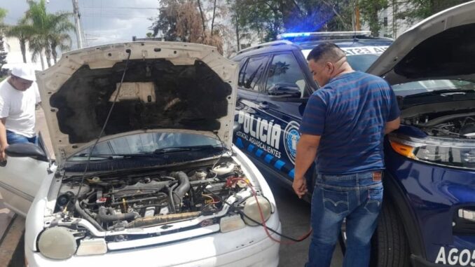 Policías Estatales auxilian a una persona a la que se le averió su vehículo