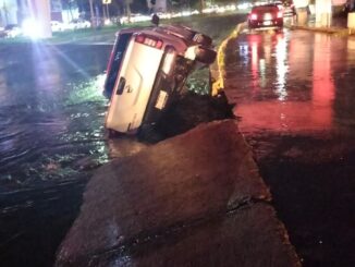 Uniformados de la Policía Vial de Aguascalientes atienden reporte de accidente tipo choque volcadura sobre Avenida Aguascalientes