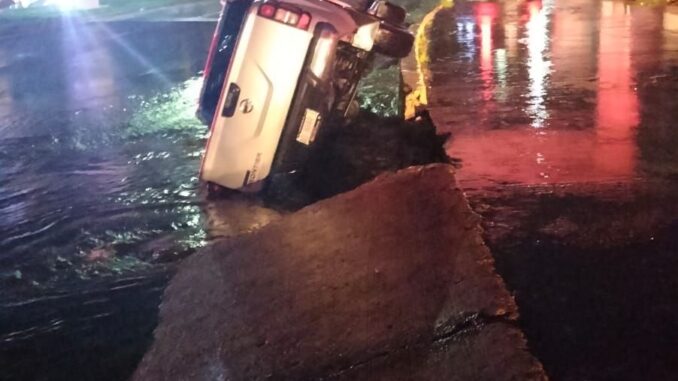 Uniformados de la Policía Vial de Aguascalientes atienden reporte de accidente tipo choque volcadura sobre Avenida Aguascalientes