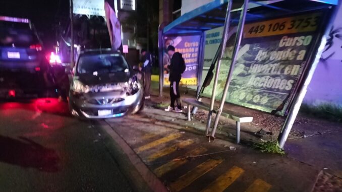 Policías Viales de Aguascalientes atendieron el reporte de un accidente que se registró en el fraccionamiento Jardín de la Asunción,