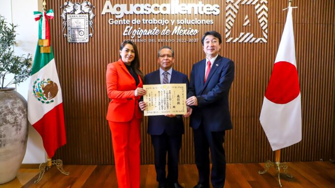 Gobernadora Tere Jiménez y Katsumi Itagaki reconocen a Armando Ávila Moreno por su contribución al fortalecimiento de la industria automotriz de Aguascalientes