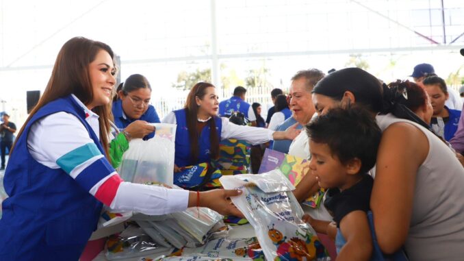 Más familias son beneficiadas con la entrega de útiles que realiza la Gobernadora Tere Jiménez por todo el Estado