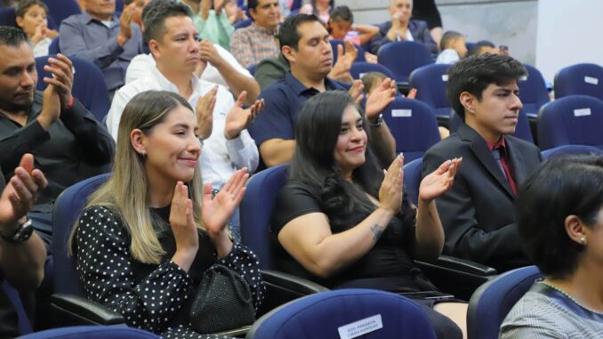 47 profesionistas concluyeron sus diplomados en Comercio Exterior y Aduanas y en Desarrollo de Habilidades Gerenciales en la UAA