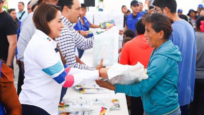 Entrega Gobernadora Tere Jiménez apoyos escolares en Cosío, Tepezalá y Pabellón de Arteaga