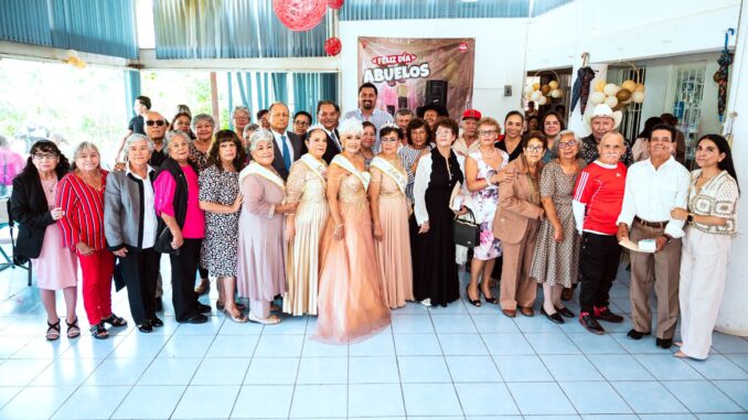 Festeja Bernardino Flores Valles el Día del Abuelo con convivio de personas Adultas Mayores de Club INAPAM de de Pabellón de Arteaga