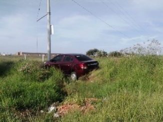 Se atiende accidente tipo salida de camino, con saldo de daños materiales