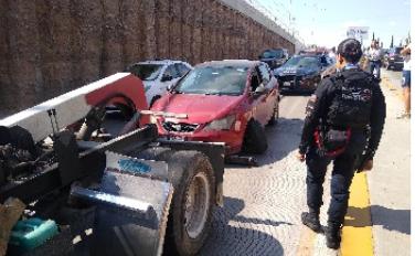 Policía Turística auxilia a ciudadano con vehículo dañado