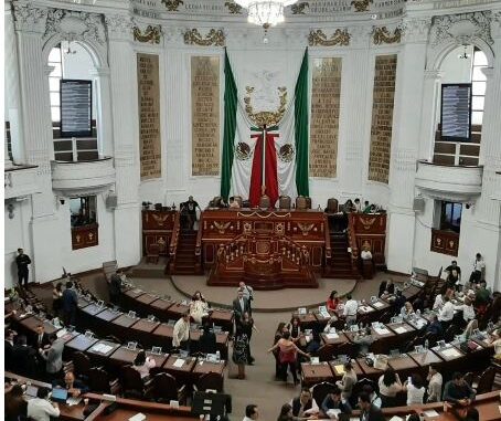 Juristas piden evitar la "sobrerepresentación" de Morena en el Congreso