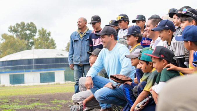 Leo Montañez puso en marcha construcción de parque de béisbol de pasto sintético