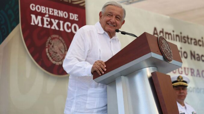 "Un aplauso para los conservadores", AMLO ironiza sobre sus adversarios y anuncia entrega de certificados