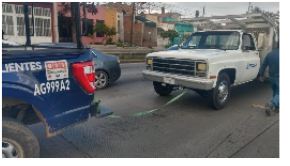 Policías Estatales auxilian a ciudadano con camioneta descompuesta