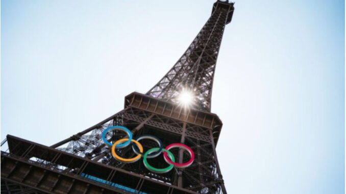 Los anillos olímpicos permanecerán en la torre Eiffel, anuncia la alcaldesa de París