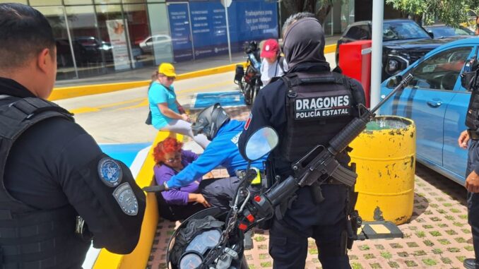 Policías Estatales auxilian a señora que cayó en vía pública