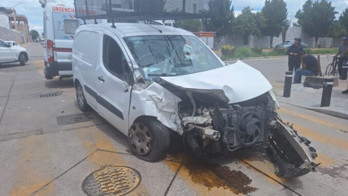 Policías Viales de Aguascalientes atendieron el reporte de accidente que se registró sobre Avenida Prolongación Ignacio Zaragoza