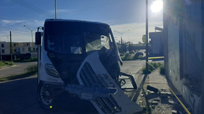 Policías Viales de Aguascalientes atendieron el reporte de accidente que se registró contra una casa habitación en calles de fraccionamiento Villas del Río