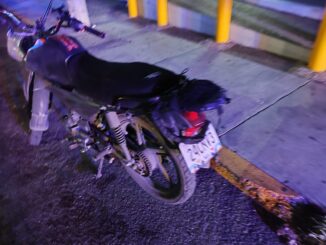 Policías Viales de Aguascalientes atendieron el reporte de accidente contra un poste que sufrió el conductor de una motocicleta