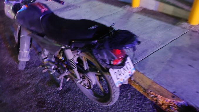 Policías Viales de Aguascalientes atendieron el reporte de accidente contra un poste que sufrió el conductor de una motocicleta