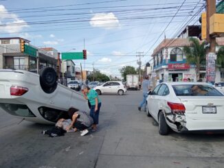 Policías Viales de Aguascalientes atendieron el reporte de accidente tipo volcadura que se registró en calles de la colonia San Pablo