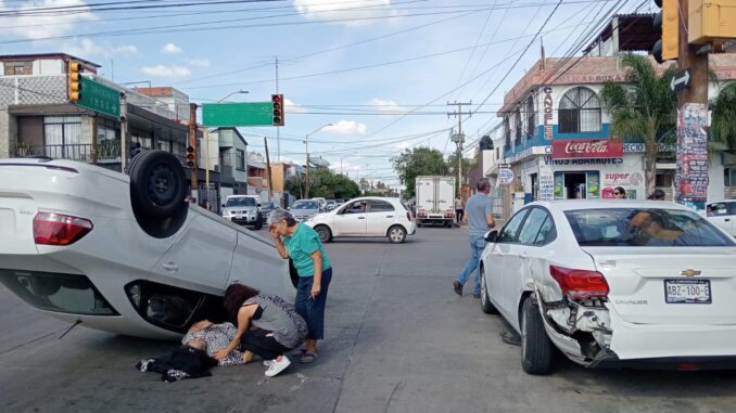 Policías Viales de Aguascalientes atendieron el reporte de accidente tipo volcadura que se registró en calles de la colonia San Pablo