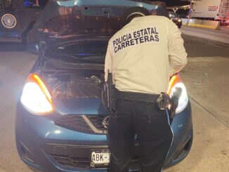 Policía Estatal de Carreteras auxilia a ciudadano con su automóvil