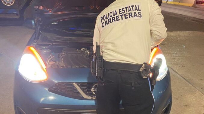 Policía Estatal de Carreteras auxilia a ciudadano con su automóvil