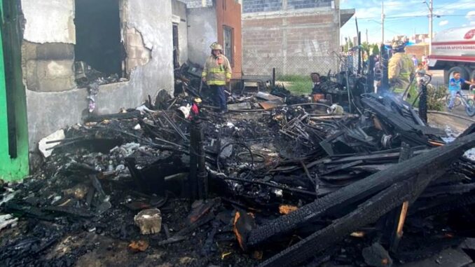 Sofocan bomberos del Estado incendio domiciliario