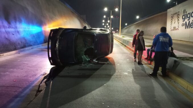 Policías Viales de Aguascalientes atendieron el reporte de accidente tipo choque volcadura que se registró la madrugada de este sábado sobre Avenida Siglo XXI