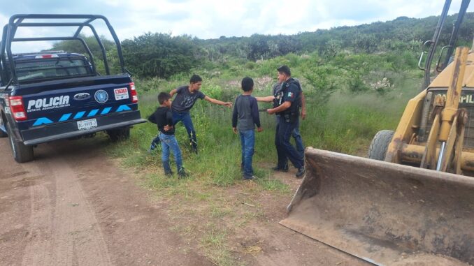 Policías Estatales auxilian a menores a localizar un teléfono