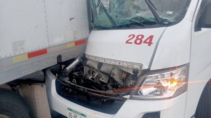 Policías Viales de Aguascalientes atienden choque contra la caja de un tráiler, registrado en el fraccionamiento Rodolfo Landeros