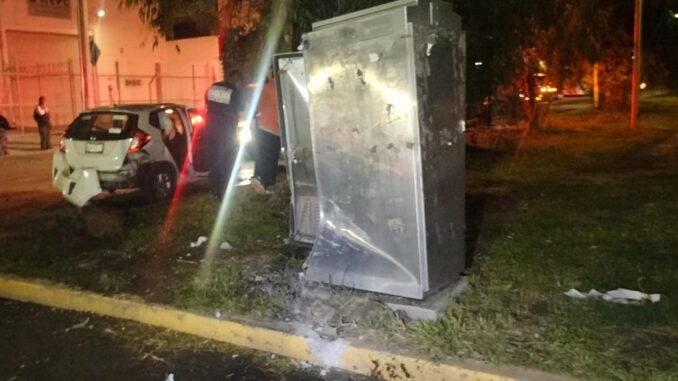 Policías Viales de Aguascalientes atendieron el reporte de un choque contra objeto fijo, registrado en Avenida Mahatma Gandhi