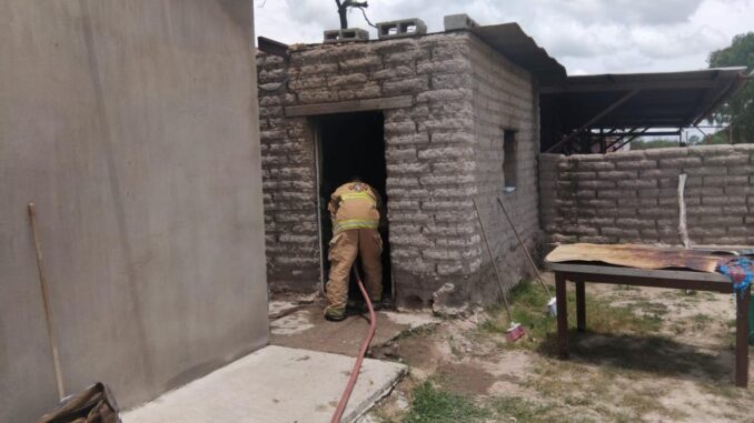 Sofocan incendio de casa habitación en El Llano