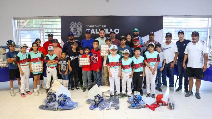 Gobierno de Calvillo entrega material deportivo a equipos de la Liga Municipal de Béisbol