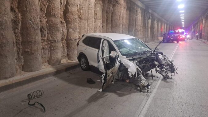 Policías Viales de Aguascalientes atendieron el reporte de aparatoso choque que se registró en las primeras horas de este jueves sobre Avenida Aguascalientes