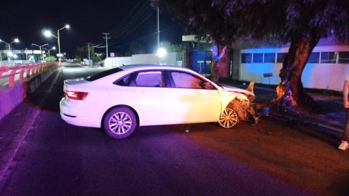 Policías Viales de Aguascalientes atienden reporte de accidente contra un árbol la madrugada de este sábado