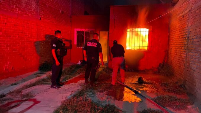 Atienden reporte de incendio domiciliario en Rincón de Romos