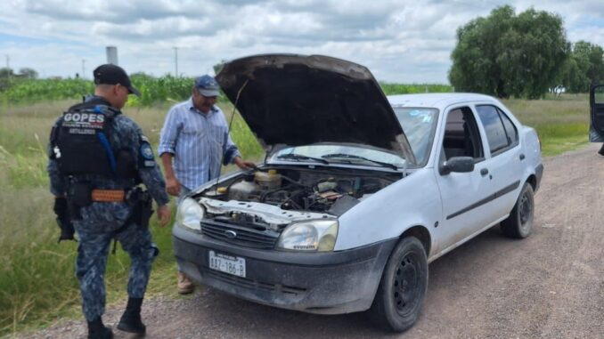 Policías Estatales auxilian a ciudadano con automóvil descompuesto