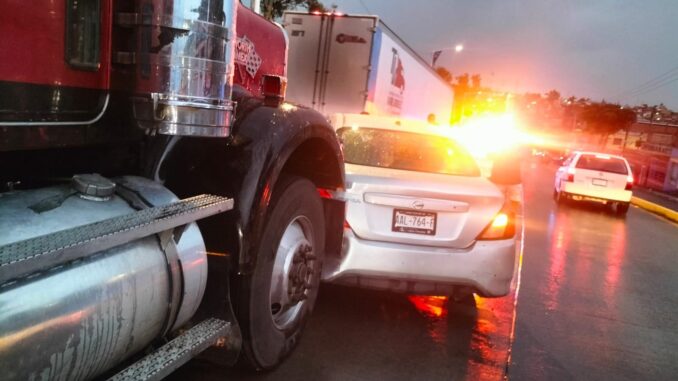 Policías Viales de Aguascalientes atienden el reporte de accidente en el que participó un vehículo tipo camión