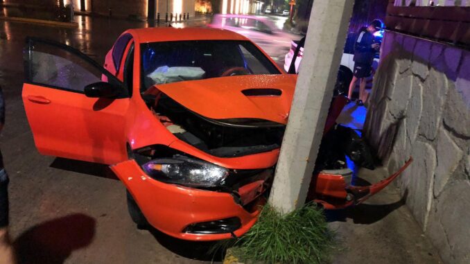 Choque contra poste de concreto de la CFE en Muralia, fue detenido por Oficiales de la Policía Vial de Aguascalientes