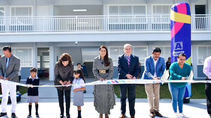 Inaugura Gobernadora Tere Jiménez nueva escuela en La Ribera y entrega de uniformes