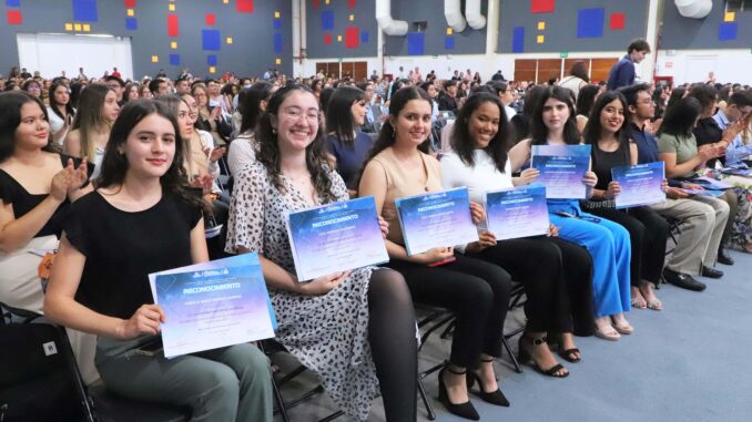 UAA reconoce el esfuerzo y compromiso académico de más de 300 estudiantes de excelencia