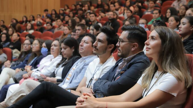 Callar los dolores del cuerpo con fármacos prolongan padecimientos o los vuelven crónicos, detalló conferencista en la UAA