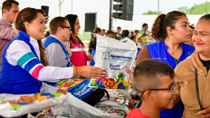 Gobernadora Tere Jiménez entrega útiles y mochilas a más de 10 mil estudiantes