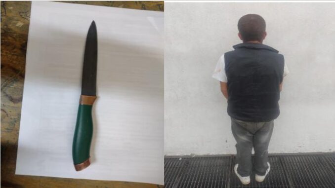 Elementos de la Policía Municipal de Aguascalientes detienen a una persona en la calle Artículo 1, en posesión de un arma prohibida