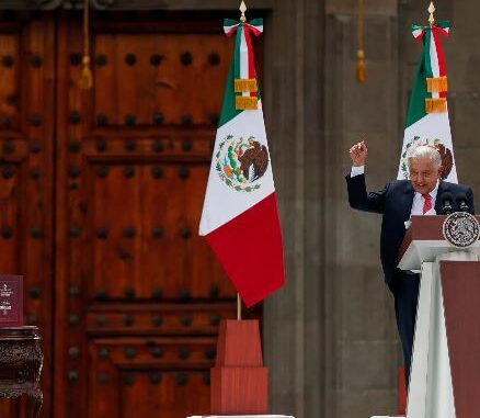 Reconoce López Obrador que queda "pendiente" el caso Ayotzinapa