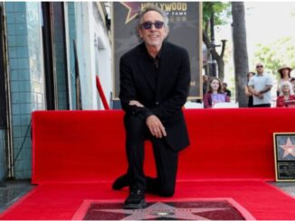 Tim Burton recibe su estrella en el Paseo de la Fama de Hollywood