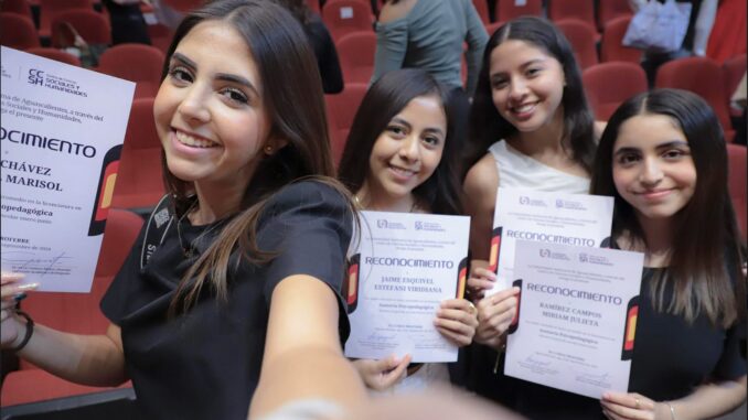 107 estudiantes de la UAA recibieron reconocimiento por su excelencia académica