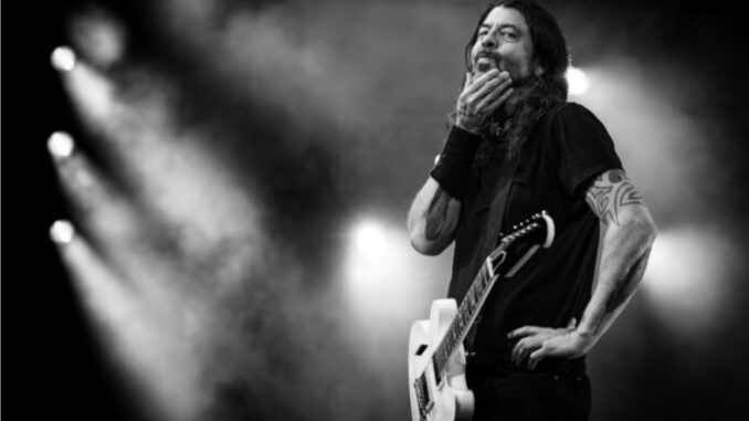 Dave Grohl de Foo Fighters hace público que tiene un hijo fuera de su matrimonio