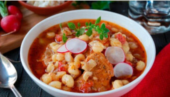 ¿Por qué las y los mexicanos comen pozole en las Fiestas Patrias?